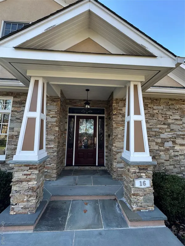 16 Oriole PL, Farmingville, NY 11738
