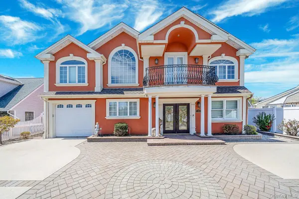 26 Grace LN, Levittown, NY 11756