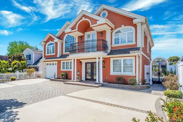 26 Grace LN, Levittown, NY 11756