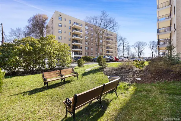 25 Stewart PL #615, Mount Kisco, NY 10549