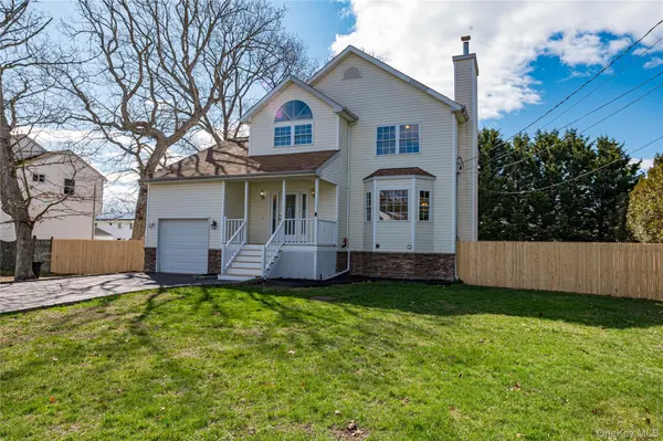 44 Westminster DR, Shirley, NY 11967