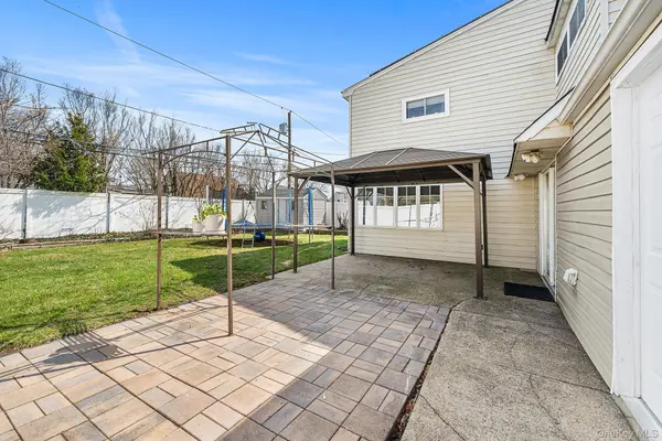 116 Red Maple DR, Levittown, NY 11756