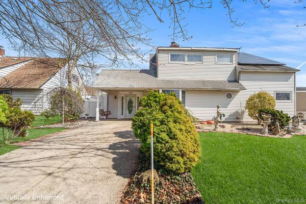 116 Red Maple DR, Levittown, NY 11756