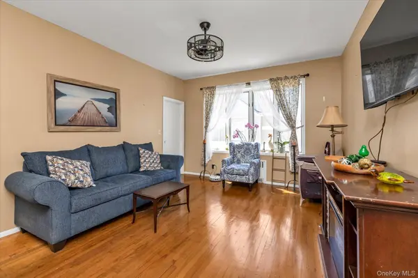 1118 W Broadway, Hewlett, NY 11557