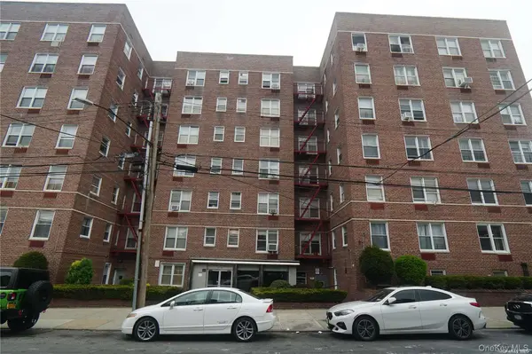 63-45 Saunders ST #3G, Rego Park, NY 11374