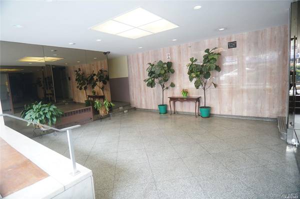 63-45 Saunders ST #3G, Rego Park, NY 11374