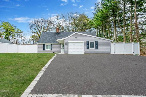157 Serpentine LN, Islandia, NY 11749