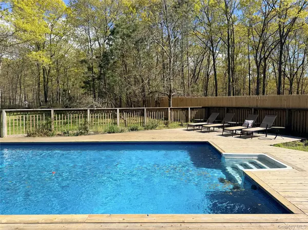 43B Old Squires RD, Hampton Bays, NY 11946