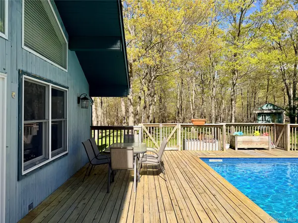 43B Old Squires RD, Hampton Bays, NY 11946
