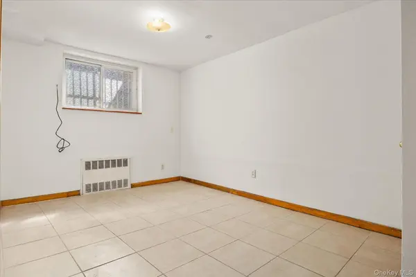 5263 65th PL, Maspeth, NY 11378