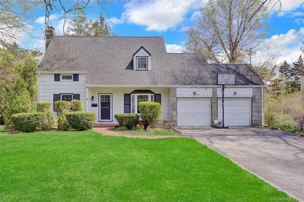 12 Barberry LN, East Hills, NY 11577