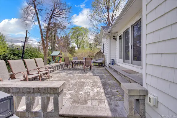 12 Barberry LN, East Hills, NY 11577