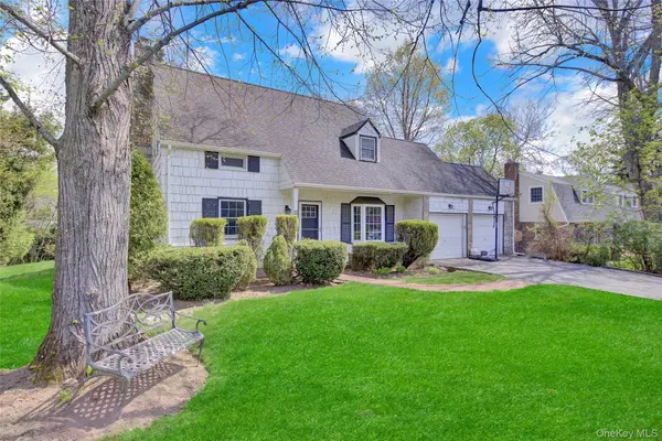 12 Barberry LN, East Hills, NY 11577