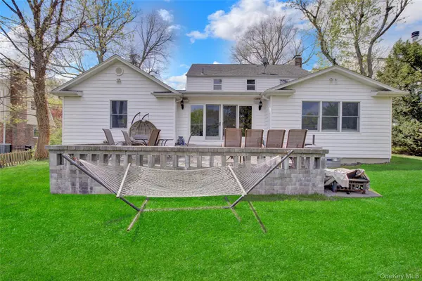 12 Barberry LN, East Hills, NY 11577