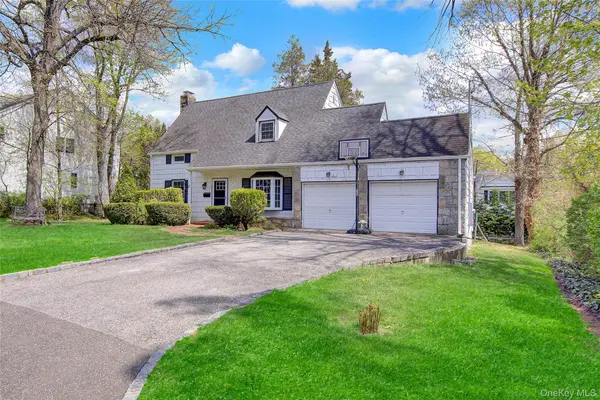 12 Barberry LN, East Hills, NY 11577
