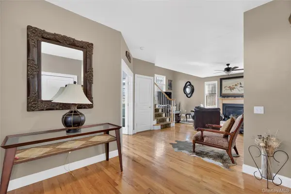 30 Meadowood LN, Wappingers Falls, NY 12590