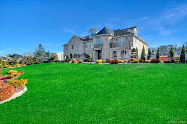 120 Majestic DR, Dix Hills, NY 11746