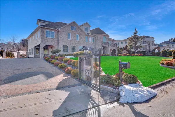 120 Majestic DR, Dix Hills, NY 11746