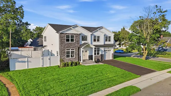 43 Barter LN, Hicksville, NY 11801