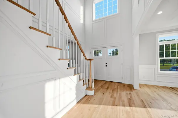 43 Barter LN, Hicksville, NY 11801