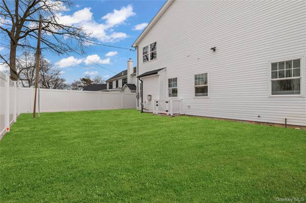 43 Barter LN, Hicksville, NY 11801