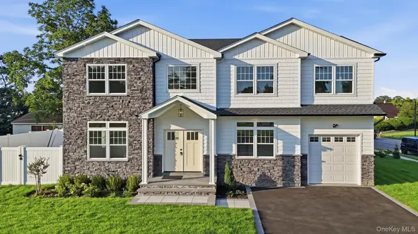 43 Barter LN, Hicksville, NY 11801