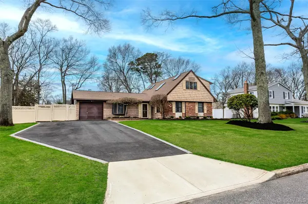 12 Westmoylan LN, Coram, NY 11727