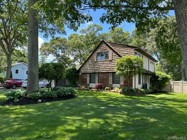 12 Westmoylan LN, Coram, NY 11727