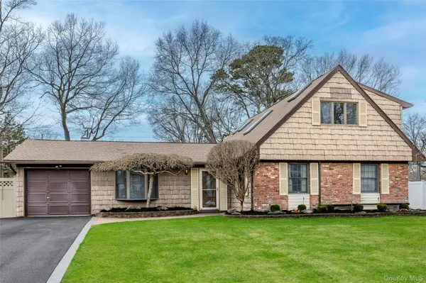 12 Westmoylan LN, Coram, NY 11727
