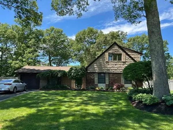 12 Westmoylan LN, Coram, NY 11727