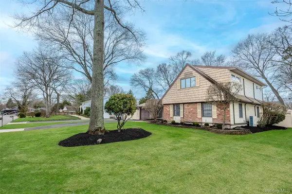 12 Westmoylan LN, Coram, NY 11727