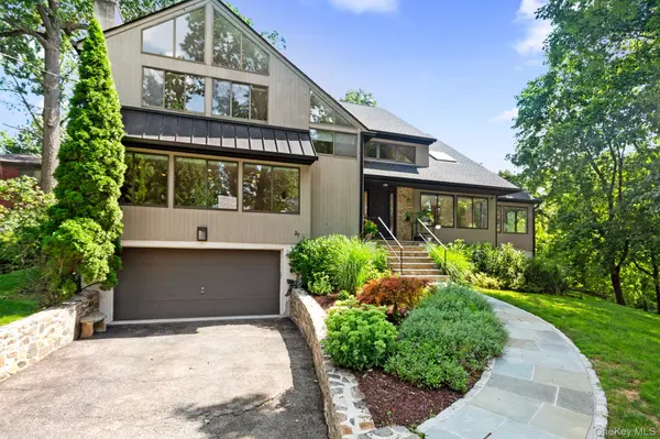 27 Stone Cabin RD, New Rochelle, NY 10801