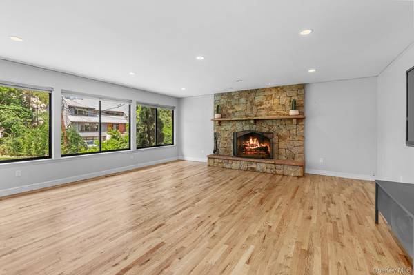 27 Stone Cabin RD, New Rochelle, NY 10801