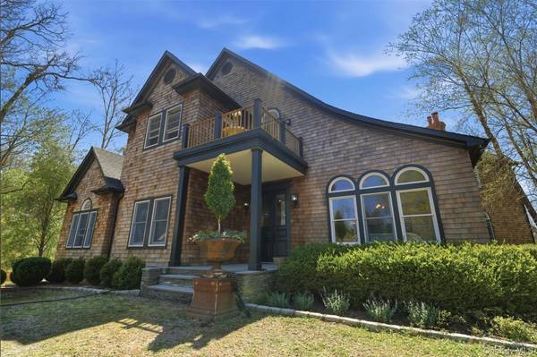 9 Locust Woods DR, Shelter Island, NY 11964