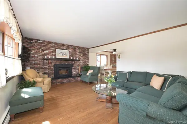 2 Oak PL, Massapequa, NY 11758