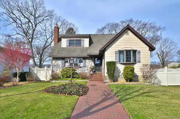 2 Oak PL, Massapequa, NY 11758