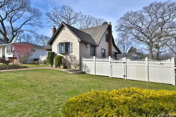 2 Oak PL, Massapequa, NY 11758