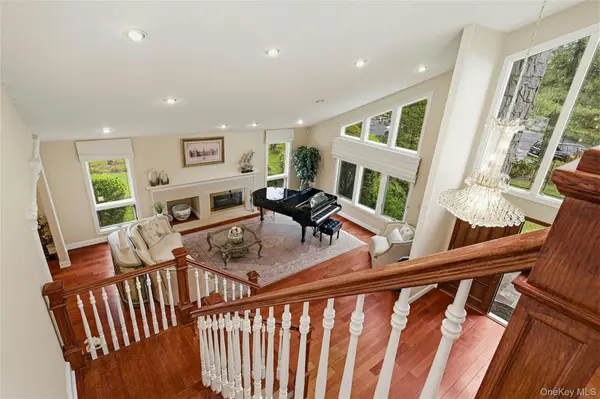 18 Aldgate DR, Manhasset, NY 11030