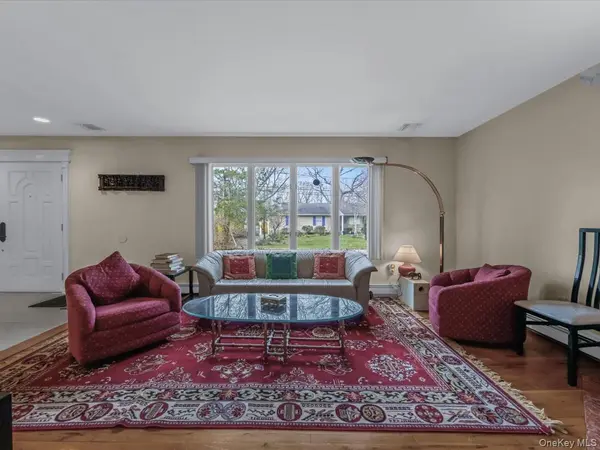 21 Linden AVE, Kings Park, NY 11754