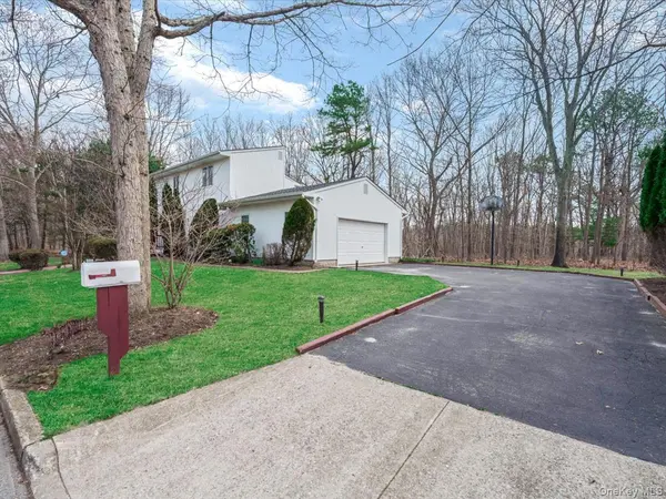 21 Linden AVE, Kings Park, NY 11754