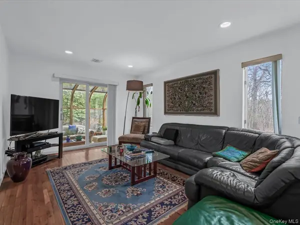 21 Linden AVE, Kings Park, NY 11754