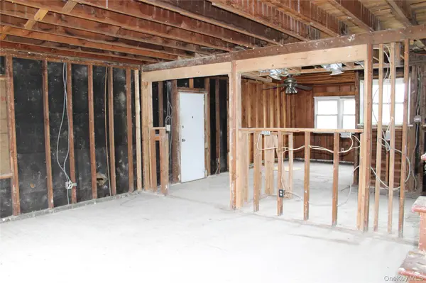 1354 Manor LN, Bay Shore, NY 11706