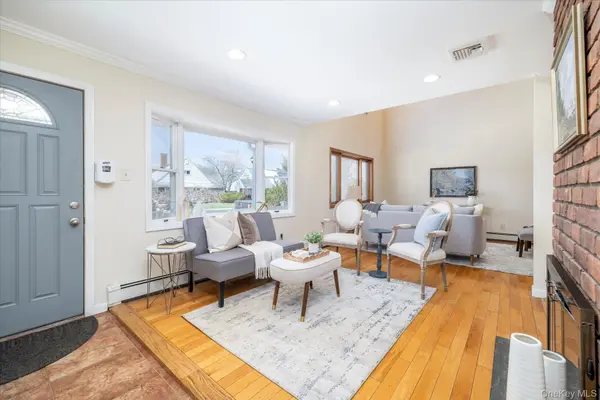 25 Cobalt LN, Westbury, NY 11590