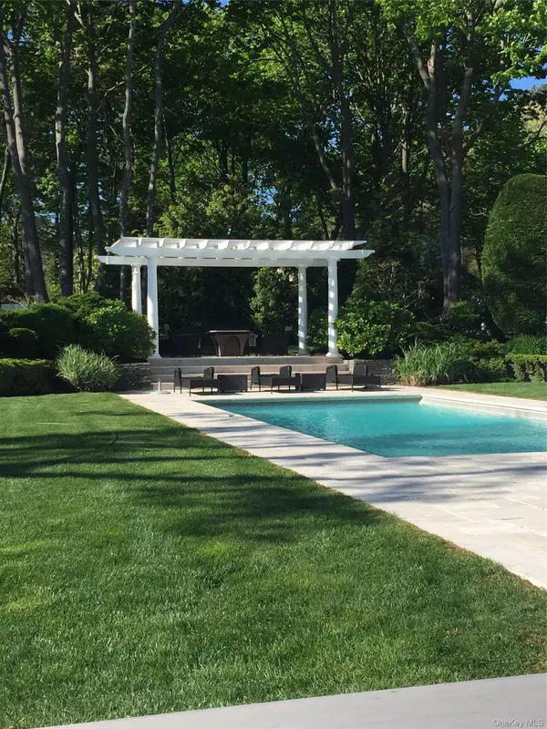 2 S Valley RD, Hampton Bays, NY 11946