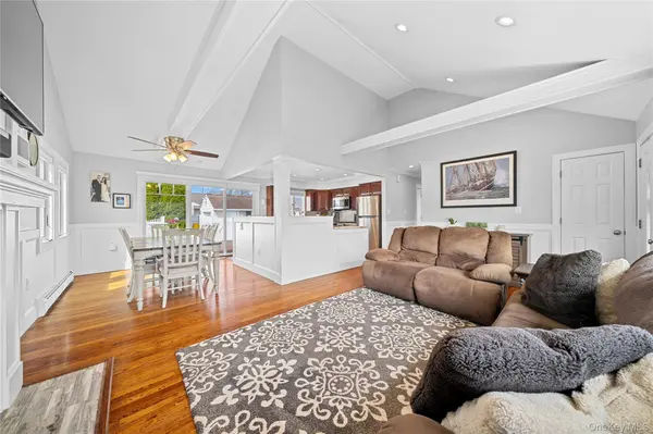 261 N 6th ST, Bethpage, NY 11714