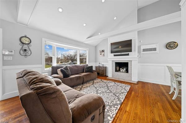 261 N 6th ST, Bethpage, NY 11714