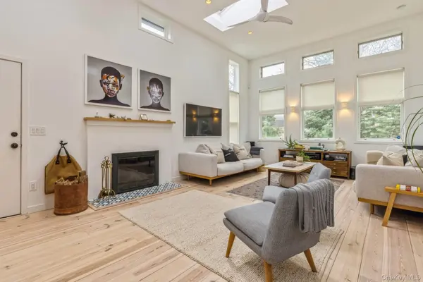 85 Camberly RD, East Hampton, NY 11937