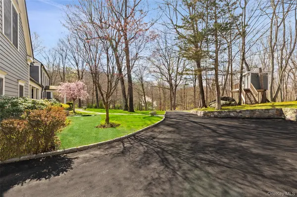 9 Deer Creek LN, Mount Kisco, NY 10549