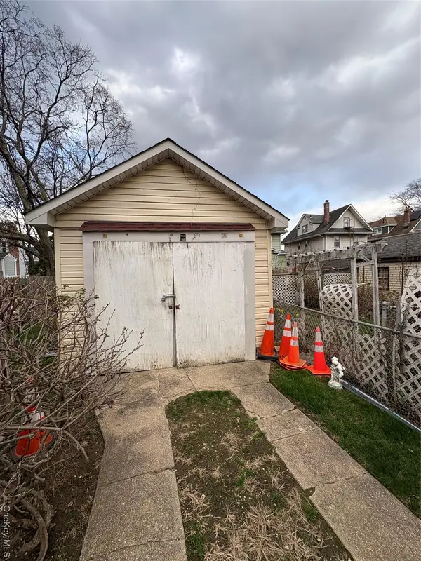 10409 189th ST, Saint Albans, NY 11412