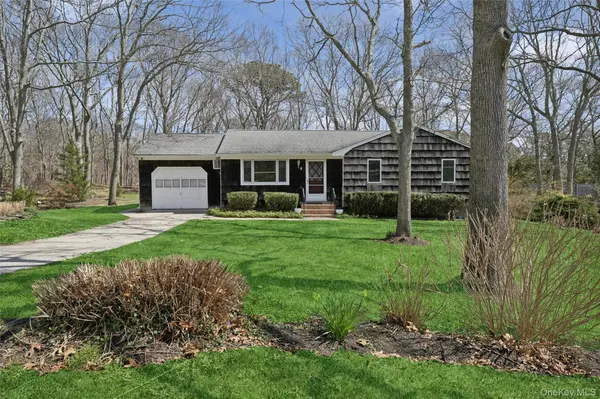 4 Columbine AVE, Hampton Bays, NY 11946